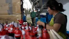 一位製造業工人在製作玩具