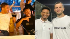 ዮሐንስ ዮሐንስ ከጣሊያኑ የዓለም ዋንጫ አሸናፊ ፍራንቸስኮ ቶቲ (በግራ) እና ከእንግሊዛዊው አማካይ ጃክ ዊልሼር (በቀኝ) ጋር