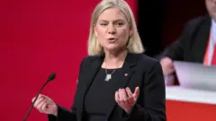 Minisitiri w'imari wa Sweden Magdalena Andersson avuga ijambo nyuma yo gutorwa nk'umukuru w'ishyaka Social Democratic Party mu nama nkuru yaryo i Gothenburg muri Sweden, ku itariki ya 4 y'ukwa cumi na kumwe mu 2021