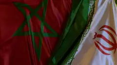 صورة للعلمين المغربي (يسار) والإيراني في مقهى في طهران خلال مباراة نصف نهائي كأس العالم لكرة القدم في قطر في 2022. 