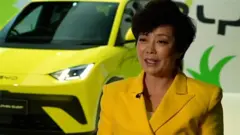 比亞迪副總裁與一架BYD電動汽車