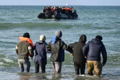 Migrantes suben a bordo de una embarcación de contrabandistas en el norte de Francia