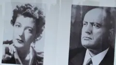 Placa conmemorativa en Mezzegra, Italia