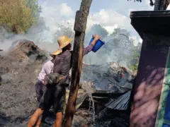  မီးငြှိမ်းသတ်နေတဲ့ဒေသခံတွေ