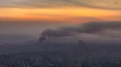 Foto aérea mostrando a fumaça após os ataques aéreosgloboesporte fluminenseDamasco na manhãgloboesporte fluminense10globoesporte fluminensedezembrogloboesporte fluminense2024