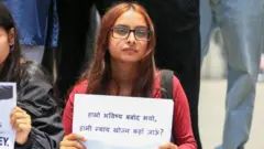 कक्षा १२ का नतिजाप्रति असन्तुष्ट विद्यार्थीहरूले आयोजना गरेको विरोधप्रदर्शनमा सहभागी दुई किशोरी