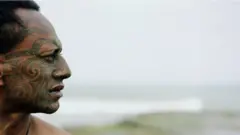 얼굴에 문신을 한 남성