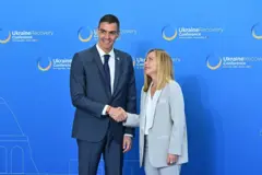 O líder de esquerda Espanha, Pedro Sánchez, e a primeira-ministra conservadora da Itália, Giorgia Meloni