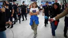 Greta Thunberg a su llegada al aeropuerto de Charles de Gaulle en París, después de ser deportada.