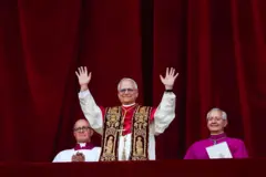 Robert Prevost, o papa Leão 14, acena para o público após eleição