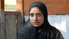 காஷ்மீர்: இந்தியா - பாகிஸ்தான் எல்லைக்கோட்டில் மக்களின் வாழ்க்கை எப்படி இருக்கிறது?