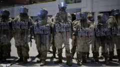 Miembros de la Guardia Nacional de California en el centro de Los Ángeles.