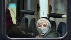 Una mujer en transporte público