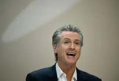 Gavin Newsom com a boca aberta, falando. 
