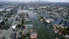 Una imagen muestra una ciudad inundada tras un huracán de alta intensidad.