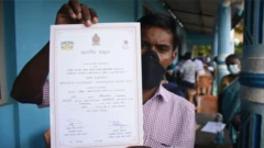 சிங்களத்தில் தரப்பட்ட சான்றிதழைக் காட்டும் ஒரு இளைஞர்.