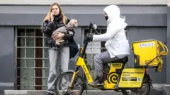 Велосипед курьера с контейнером Яндекс.Еда