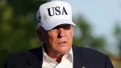 Президент США Дональд Трамп в белой бейсболке с надписью USA возвращается в Белый дом 15 мая 2026 года в Вашингтоне, округ Колумбия