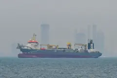 Varios buques anclaron frente a las costas de los Emiratos Árabes Unidos por las interrupciones en la navegación en el Estrecho de Ormuz durante el conflicto en curso.
