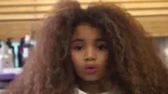 په برتانيا کې یو اوه کلن هلک فاروق جیمز د خپلو اوږدو وېښتانو له امله پر انسټاګرام ډېر پلویان پیدا کړي، خو په برتانیا کې یو شمېر ښوونځي هلکانو ته اوږده ويښته نه پرېږدي.