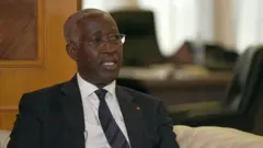 Raymond Ndong Sima, umukuru wa leta nshasha ya Gabon, yavuze ivyihutirwa.