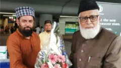 విమానాశ్రయంలో సిద్ధిఖీ (కుడివైపు)కి స్వాగతం పలుకుతున్న కుటుంబసభ్యులు
