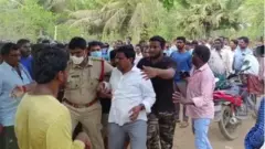 ఎమ్మెల్యే తలారి వెంకట్రావును తీసుకెళ్తున్న పోలీసులు