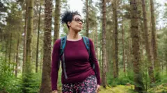 mulher caminhando em meio a natureza