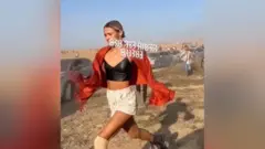 Mujer huye en medio del desierto. 
