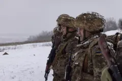 Militares ucranianos durante treinamento militar perto da linha de frente, na região de Kharkiv, em 28/12/2025