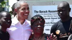 باراک اوباما و مادربزرگش سارا