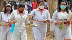 पश्चिम बंगाल के बीरभूम ज़िले में 12वीं की परीक्षा देने पहुँची छात्राएँ
