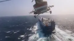 Ҳусийларнинг ҳарбий тикучари кемага ҳужумини суратга олган.