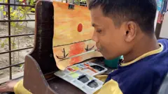 মুখ দিয়ে ছবি আঁকছেন আলামিন