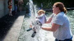 "Люди приїздять провідати близьких, а вони мертві". Аномальна спека в Канаді