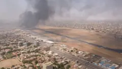 الدخان يتصاعد في محيط مطار الخرطوم