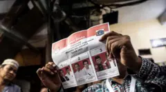 Anggota KPPS menujukkan surat suara tidak sah saat penghitungan surat suara Pilkada DKI Jakarta 2024 di TPS 32 Kebon Melati, Tanah Abang, Jakarta, Rabu (27/11/2024). KPU DKI Jakarta menetapkan sebanyak 8,2 juta daftar pemilih tetap (DPT) pada Pilkada DKI Jakarta yang diikuti oleh tiga pasangan calon gubernur dan wakil gubernur yakni pasangan Ridwan Kamil-Suswono, pasangan Dharma Pongrekun-Kun Wardana Abiyoto dan pasangan Pramono Anung-Rano Karno.
