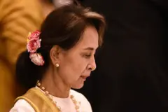 ၂၀၁၉ ခုနှစ်၊ ဇွန်လတုန်းက ထိုင်းနိုင်ငံ၊ ဘန်ကောက်မြို့က အာဆီယံခေါင်းဆောင်တွေ ဆွေးနွေးပွဲကို နိုင်ငံတော်အတိုင်ပင်ခံပုဂ္ဂိုလ်အဖြစ် တက်ရောက်ချိန် မြင်တွေ့ရတဲ့ ဒေါ်အောင်ဆန်းစုကြည်၊