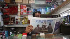 Homem lê o jornal no dia dos ataques dos EUA às instalações nucleares do Irã