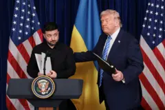 O presidente ucraniano Volodymyr Zelensky e o presidente dos Estados Unidos, Donald Trump, durante coletiva de imprensa em Mar-a-Lago em 28 de dezembro de 2025