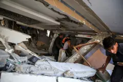 انتشال فلسطينيين من بين أنقاض منزل بعد غارة إسرائيلية في مدينة غزة