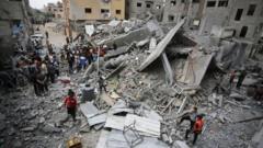 İsrail'in Gazze'de dünkü bombardımanında yıkılan bir bina.