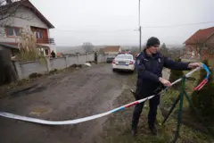 Policija stavlja traku za ograđivanje prostora oko spaljenog doma za smeštaj starih i nepokretnih u Beogradu