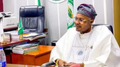 Ọmọba Adeyemi Adeniyi wọ agbada funfun ati fila