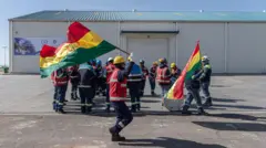 Trabalhadores bolivianos se manifestam com bandeiras do país