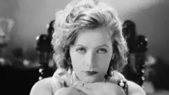 Foto em preto e branco em que Greta Garbo olha de forma séria para a câmera