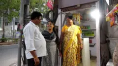 वेन्नेला अपने माता-पिता के साथ
