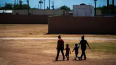 Família caminha no centro de detenção de Dilley, no Texas (Estados Unidos)