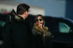 Usha Vance sorrindo para JD perto de carro estacionado