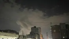 Fumaça em bairro da capital do Iêmen, Sanaa, após bombardeio americano em 15 de março de 2025